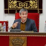 El alcalde de Adra, Manuel Cortés, durante un pleno