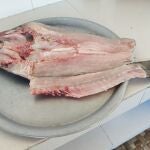 El pescado debe estar perfectamente limpio antes de untarlo con la salsa y ponerlo sobre la parrilla