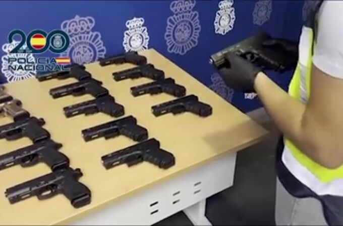 La Policía intercepta en Alicante un coche con 35 pistolas modificadas en un doble fondo