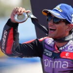 Jorge Martín muestra la medalla de ganador de la Sprint de Misano