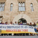 Miembros de varias ONG protestaron ayer frente a las puertas del Palau de la Generalitat