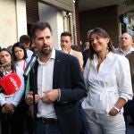 Tudanca atiende a la prensa a su llegada a la sede del PSOE en Ferraz junto a Ana Sánchez y Ander Gil, entro otros