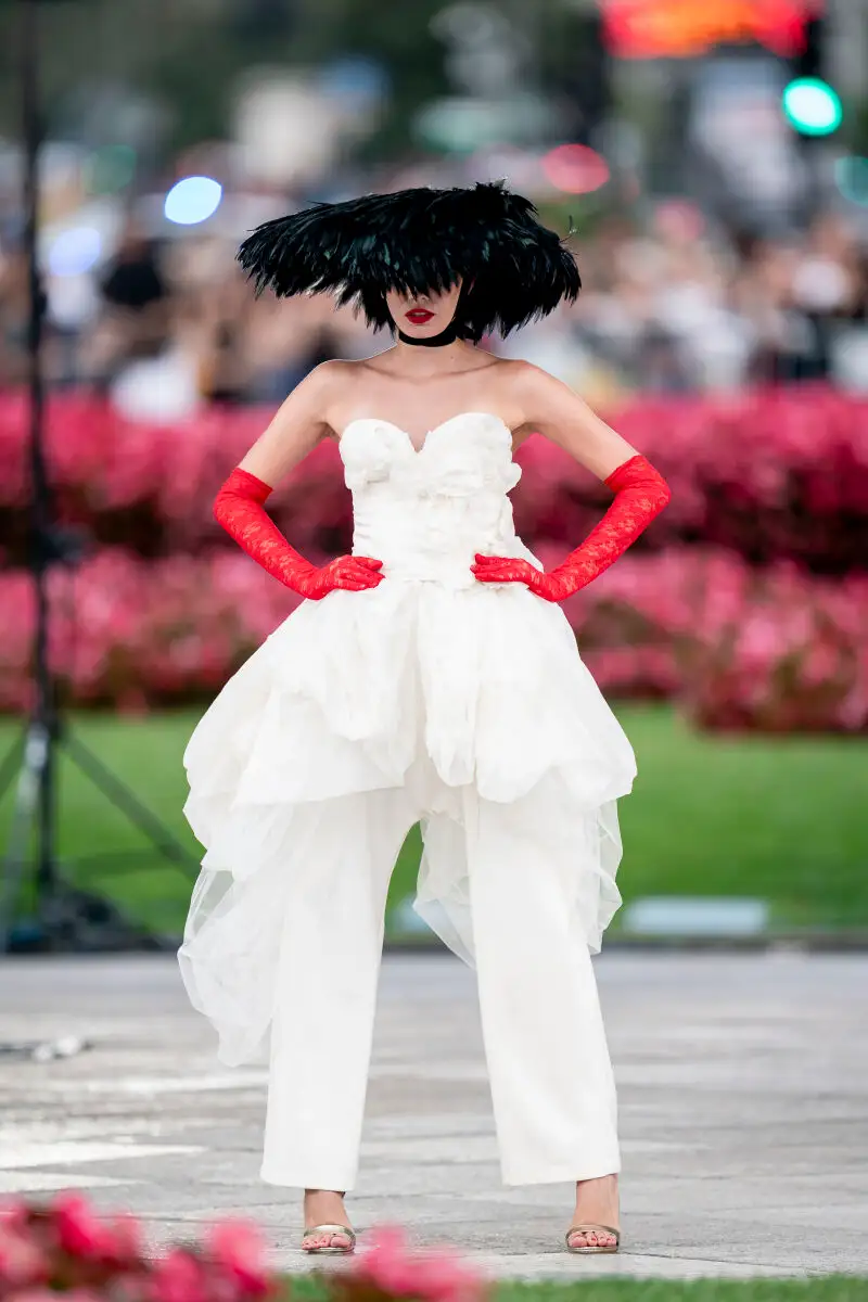 Madrid es Moda abre la Semana de la Moda de Madrid con un desfile en la Puerta de Alcalá