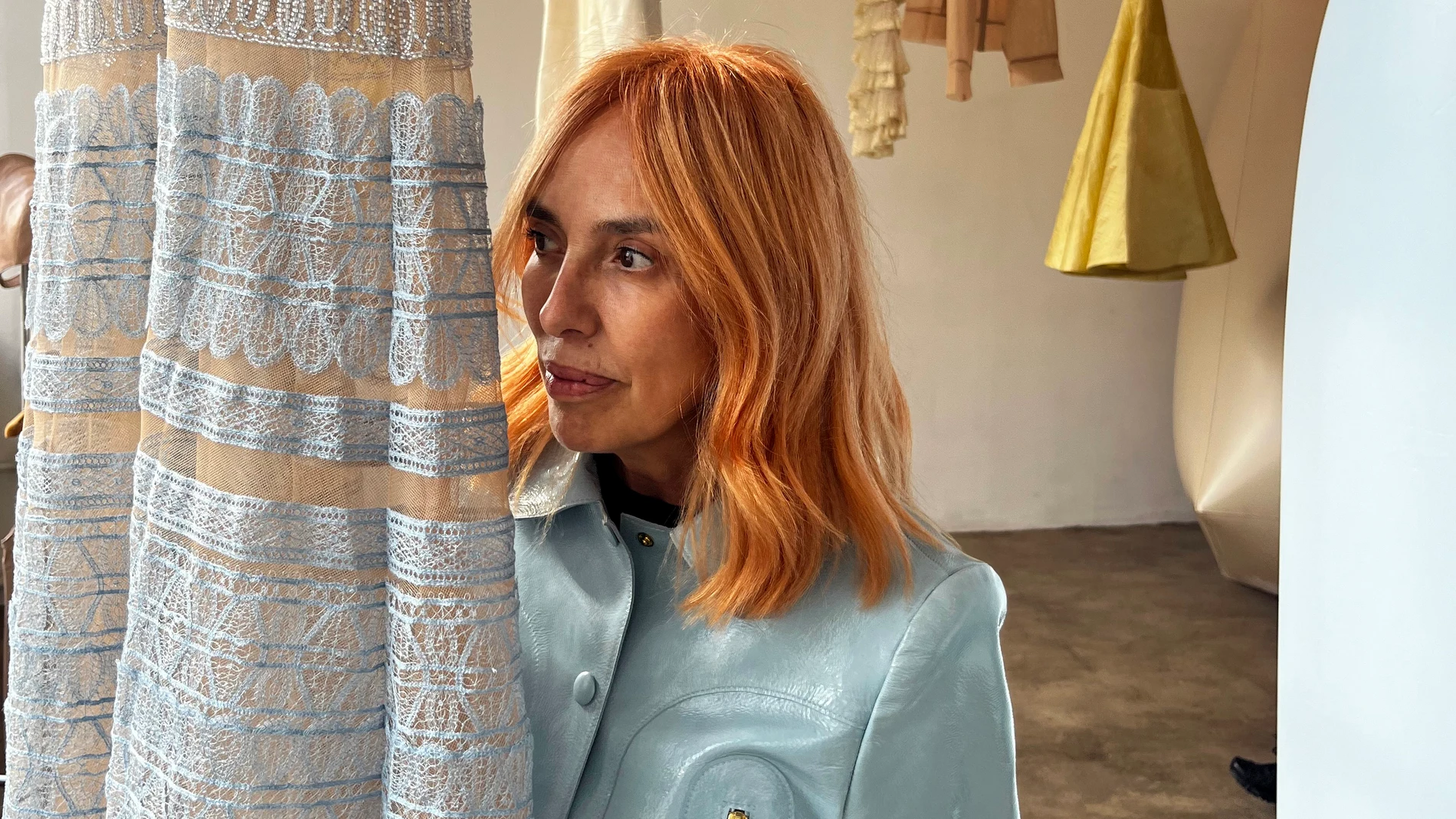 NUEVA YORK (EEUU), 07/09/2024.- La diseñadora española Teresa Helbig posa para EFE con motivo de la presentación de su nueva colección, 'Wet Ballet', que tuvo lugar este viernes, 6 de septiembre de 2024, en Nueva York. Helbig debutó en la Semana de la Moda de Nueva York con 'Wet Ballet', una treintena de conjuntos inspirados en la belleza del movimiento, de gran trabajo artesanal y que expresan un lema: "Somos anti moda rápida", dice a EFE. EFE/Nora Quintanilla