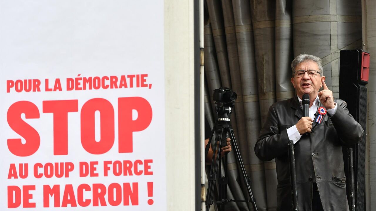 フランスの左派がマクロン首相に反対して街頭デモを展開