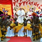 El Papa Francisco, ayer, en el encuentro con niños en una escuela promovida por Cáritas en Port Moresby