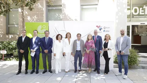 El Alcalde de Madrid, José Luis Martínez-Almeida, junto a María dolores de Cospedal, Carmen Riolobos, Ana Pastor, Ludger Gruber y representantes del Curso de Liderazgo Político