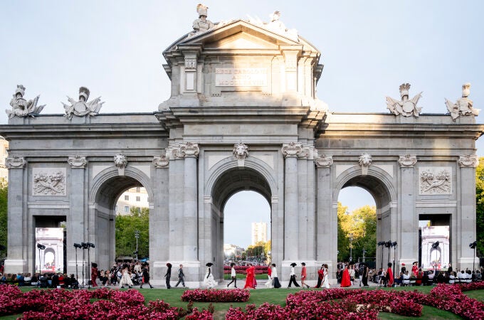 Madrid es Moda abre la Semana de la Moda de Madrid con un desfile en la Puerta de Alcalá