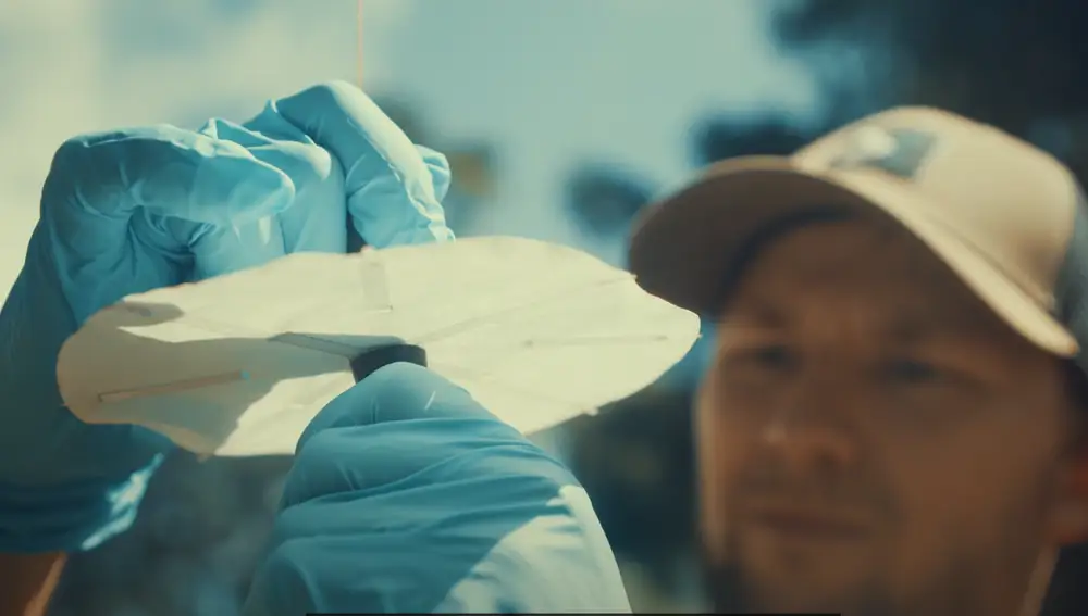 Un cable sostiene el sistema de recogida de muestra de ADN