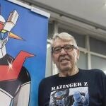 Alfredo Garrido, junto a uno de los personajes a los que dio voz, Mazinger Z