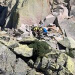 Momento del rescate del escalador de 65 años herido en el risco "Las Hoyuelas", en la sierra abulense de Gredos