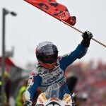 Marc Márquez celebra con su bandera el triunfo en Misano