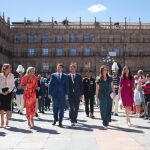 Mañueco y Carbayo junto a la pregonera Silvia Domínguez en la Plaza Mayor de Salamanca