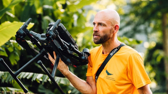 Uno de los responsables de la ONG Wilderness International con el dron