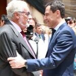  Juanma Moreno, junto al defensor del pueblo andaluz, Jesús Maeztu, durante un pleno parlamentario