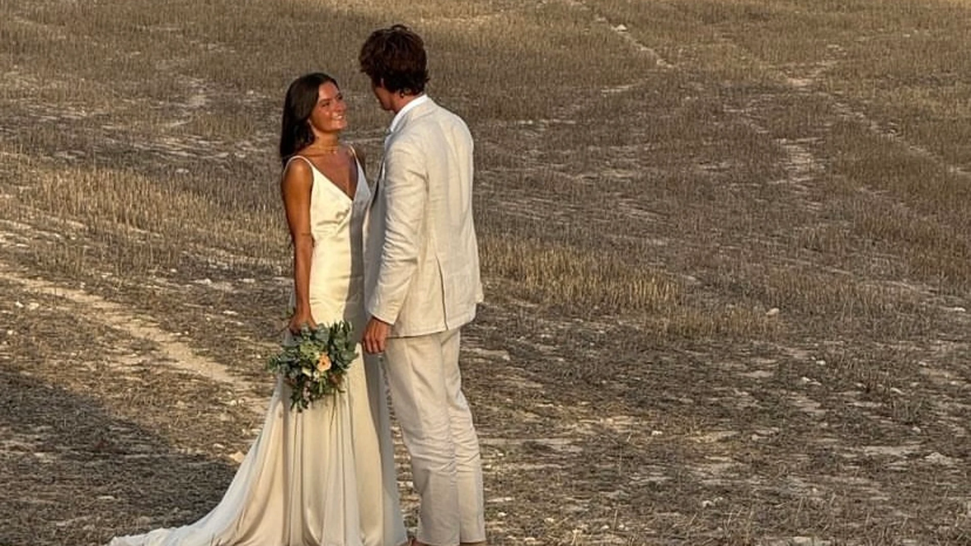 Todos Los Detalles Del Vestido De Novia M s Bohemio De Bea Gimeno En Su todos-los-detalles-del-vestido-de-novia-m-s-bohemio-de-bea-gimeno-en-su