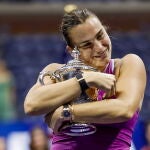 Sabalenka abraza el trofeo de ganadora del US Open