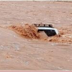 Un coche, arrastrado por el agua en una de las riadas, en Tata