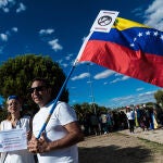 Venezolanos aguardan a la llegada de Edmundo González a España