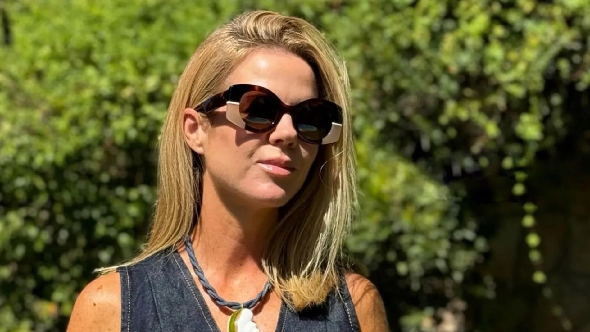 Amelia Bono con look denim.