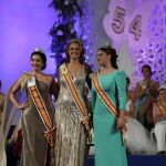 En el medio, la Reina de la Mancha 2024, Claudia Arquero Pérez, a ambos lados la primera Dama de Honor, Nazaret Márquez Martínez y la segunda Dama de Honor, Rocío Suárez Alcón