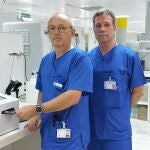 Dr. Carles Alonso-Tarrés y Dr. Jaume Borràs con el analizador PA-100 AST Sysmex, en el laboratorio