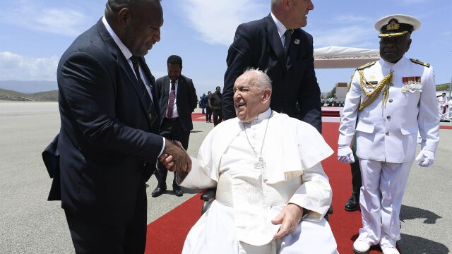 Decenas de miles de personas reciven al Papa en Timor Oriental