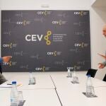 El presidente de la CEV, Salvador Navarro (izda), ayer junto al portavoz de Compromís en Les Corts, Joan Baldoví