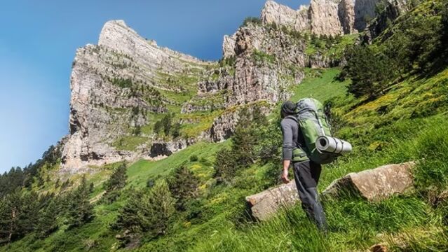 Senderista en el Parque Nacional de Ordesa y Monte Perdido en Huesca, Aragón