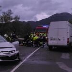 Un herido grave y dos leves en una colisión entre un turismo y una furgoneta en Argoños