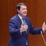 Mañueco, durante uno de sus cara a cara con el socialista Tudanca en las Cortes
