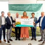 El acto de entrega del cheque se ha celebrado en la sede de Global Omnium de Valencia 