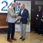 El presidente de la Diputación de Salamanca, Javier Iglesias, entrega el galardón