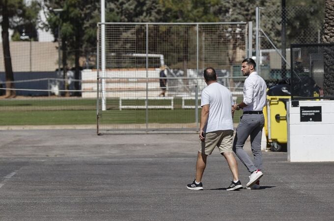 Rafa Mir se reunió ayer con el club en Paterna