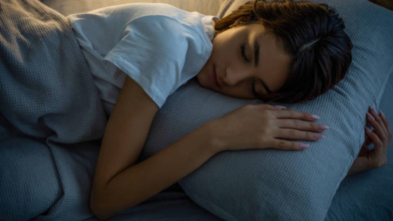 Dormir abrazado a un cojin top