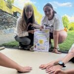 Ariadna González Blanco, estudiante del Grado en Lengua Española y su Literatura en la Universidad de León (ULE) junto a a alcaldesa de Peranzanes en uno de los talleres desarrollados dentro del proyecto titulado ‘Un viaje por la memoria de París: recuperación del dialecto de Fornela y la jerga de los vendedores ambulantes’