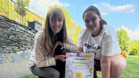 Ariadna González Blanco, estudiante del Grado en Lengua Española y su Literatura en la Universidad de León (ULE) junto a a alcaldesa de Peranzanes en uno de los talleres desarrollados dentro del proyecto titulado ‘Un viaje por la memoria de París: recuperación del dialecto de Fornela y la jerga de los vendedores ambulantes’