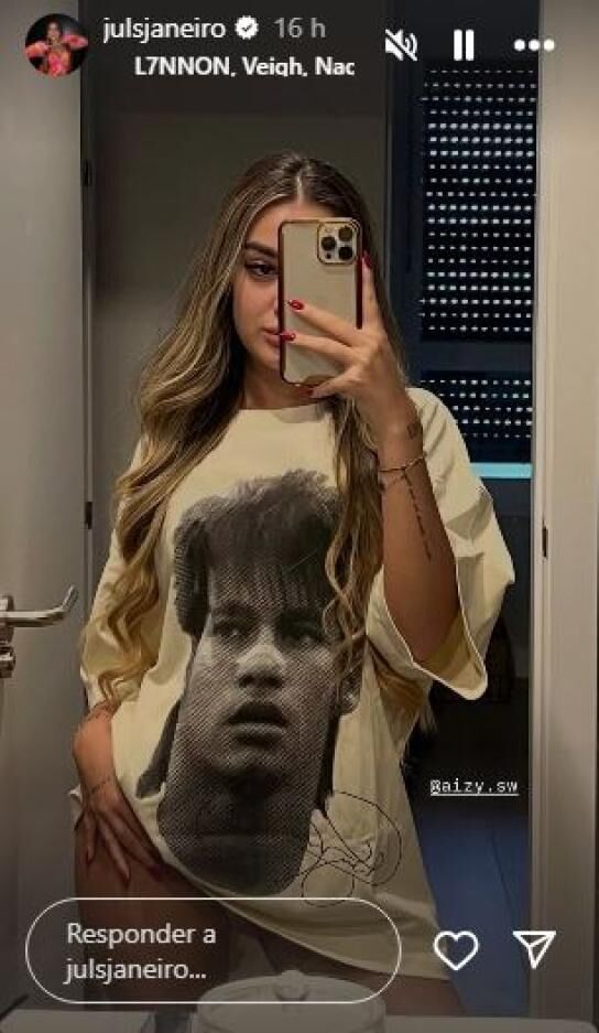 Julia Janeiro con una camiseta de Neymar