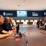 El rector de la UBU, Manuel Pérez Mateos, y la vicerrectora de Estudiantes, Verónica Calderón, se reúnen con policías nacionales y locales además de con el subdelegado del Gobierno, Pedro de la Fuente, y el concejal de Seguridad Ciudadana, Ignacio Peña