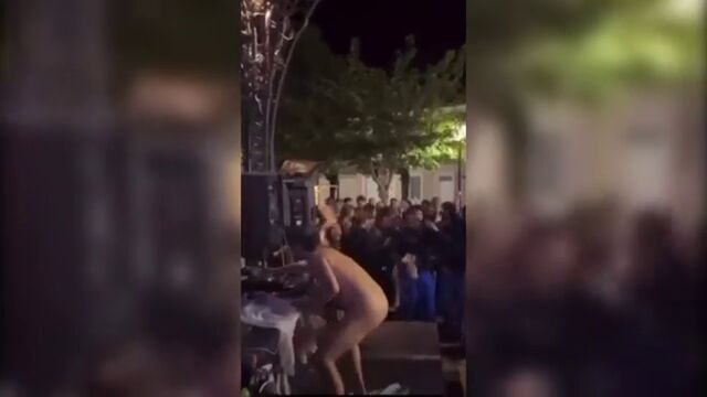 Un DJ se desnuda mientras pincha en las fiestas de un pueblo de Toledo