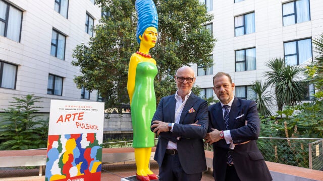 A la izquierda, Carlo Giordanetti, CEO The Swatch Art Peace Hotel y, a la derecha, Gonzalo de Cevallos, el director general de Swatch Group España en la presentación de la exposición «Arte Pulsante» en el Espacio Cultural Serrería Belga el pasado 10 de septiembre