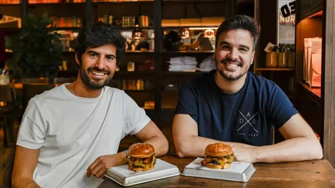 Alex González-Urbón y Ezequiel Maldjian, creadores de Hundred Burgers