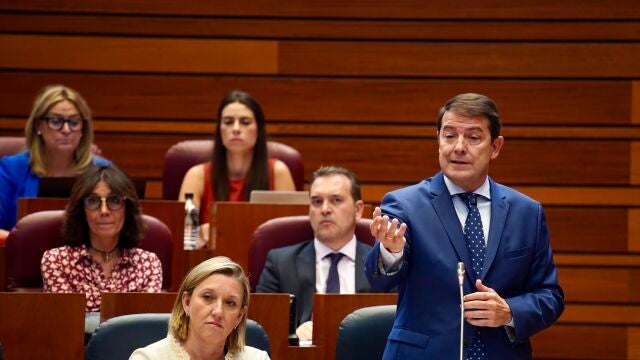 Mañueco interviene en el hemiciclo de las Cortes en presencia de Isabel Blanco y Ricardo Gavilanes, entre otros