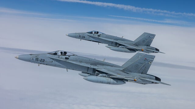 Dos cazas F-18 del Ala 15
