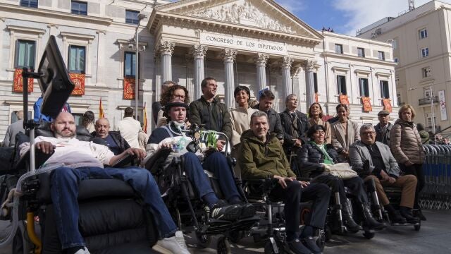 Pacientes con ELA frente a las puertas del Congreso para pedir la tramitación de la ley que asegure la atención a los enfermos