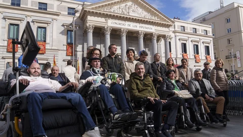 Pacientes con ELA frente a las puertas del Congreso para pedir la tramitación de la ley que asegure la atención a los enfermos