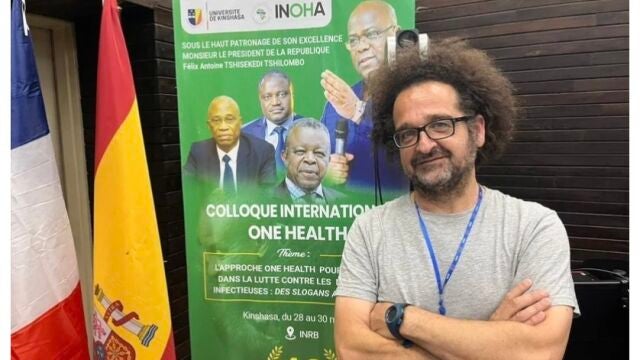 Luis Flores, veterinario y una de las principales figuras que combaten la viruela del mono desde la zona cero.