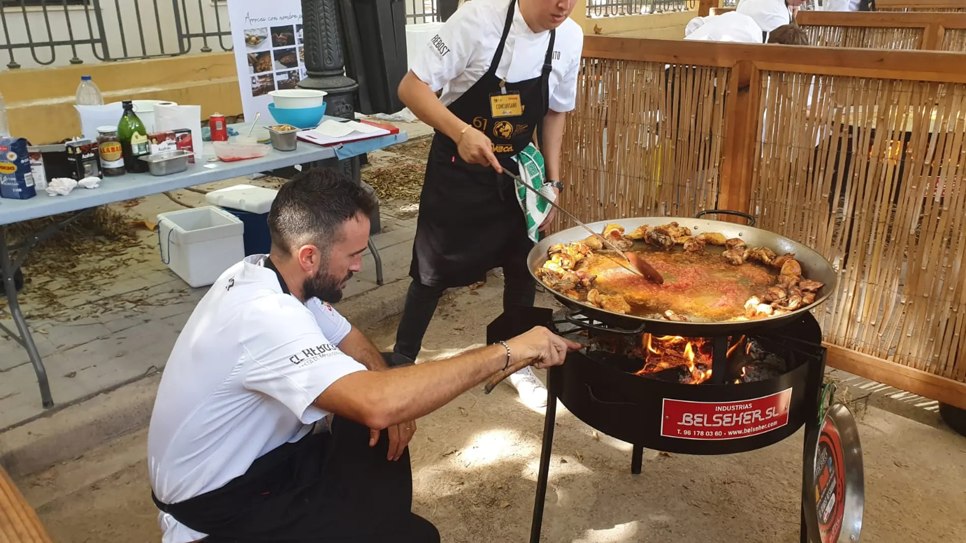 Los concursantes tienen que cocinar una paella para 15 comensales
