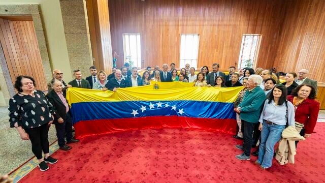 Alfonso Rueda, hoy, en el Parlamento con un grupo de venezolanos. 