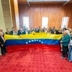 Alfonso Rueda, hoy, en el Parlamento con un grupo de venezolanos. 